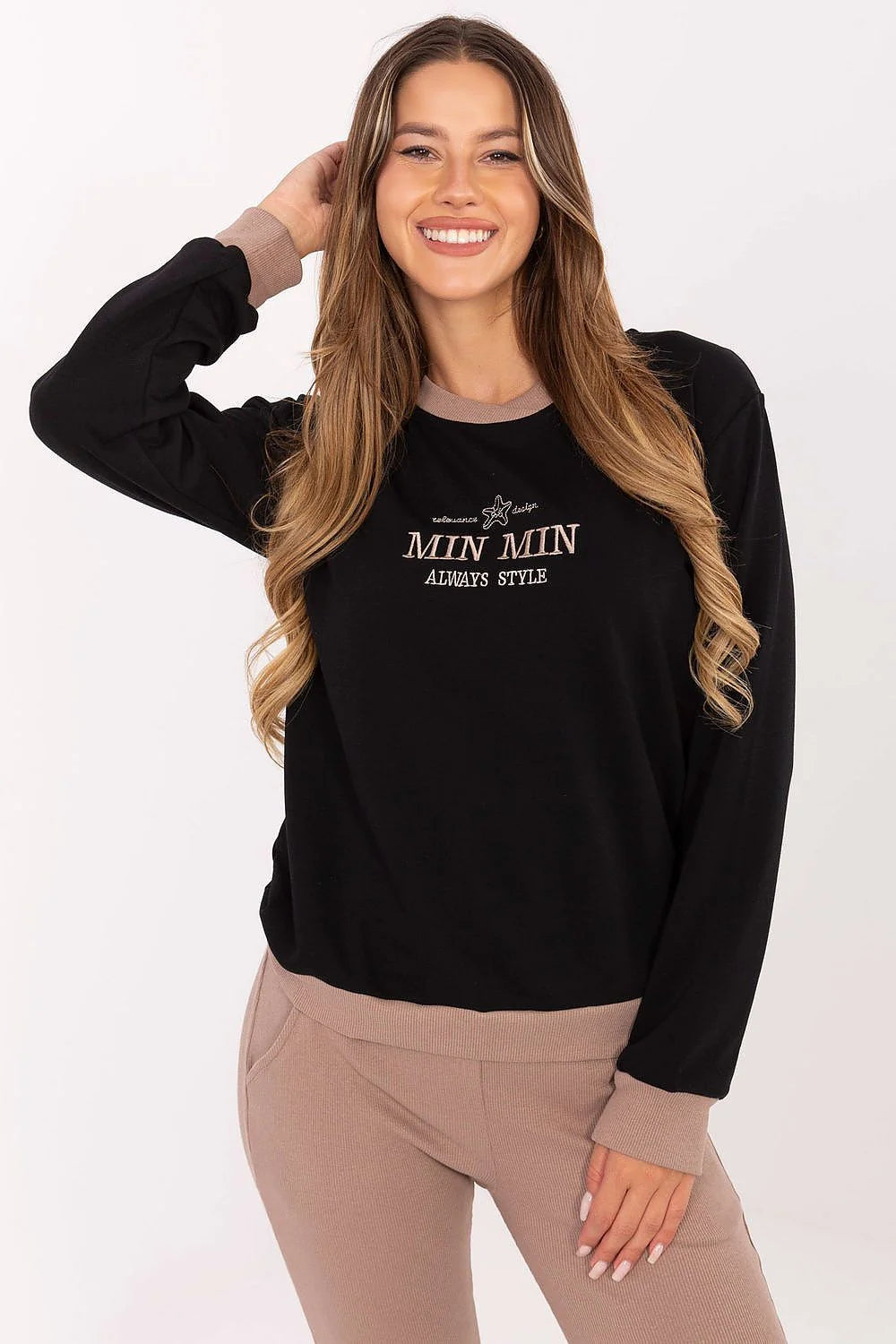 sweat femme casual manches longues col rond coupe droite légèrement ample coton polyester maille douce broderie subtile finitions contrastées noir