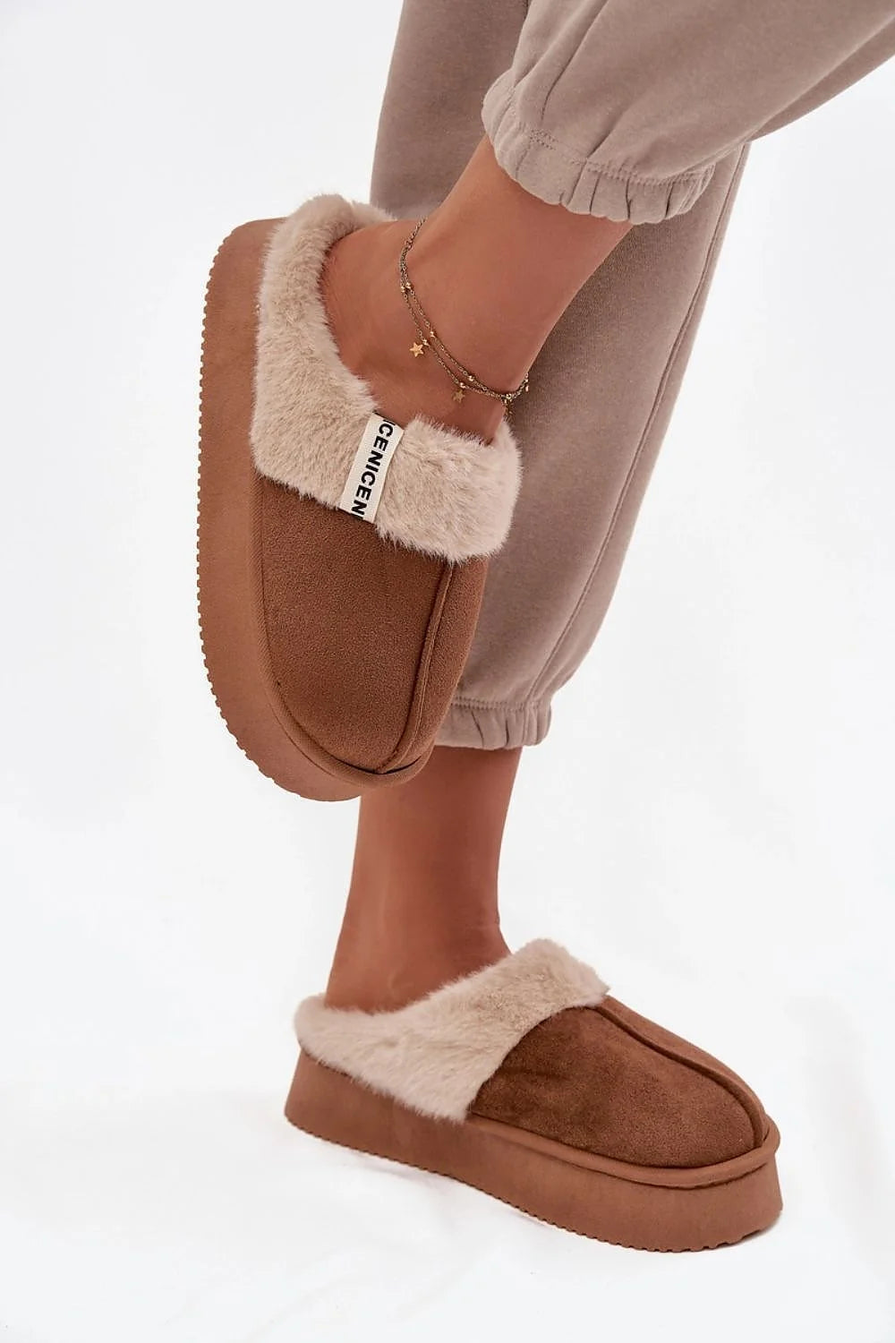 chaussons femme suédine éco doux cognac texturé bout fermé doublure fourrure beige lanière plateforme 35mm antidérapante semelle maintien confortable