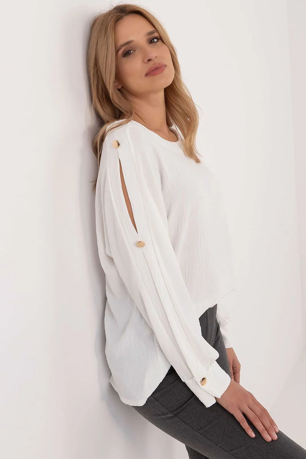 Chemisier élégant moderne femme coupe ample manches longues ouvertures boutons col rond matière douce blanc pur