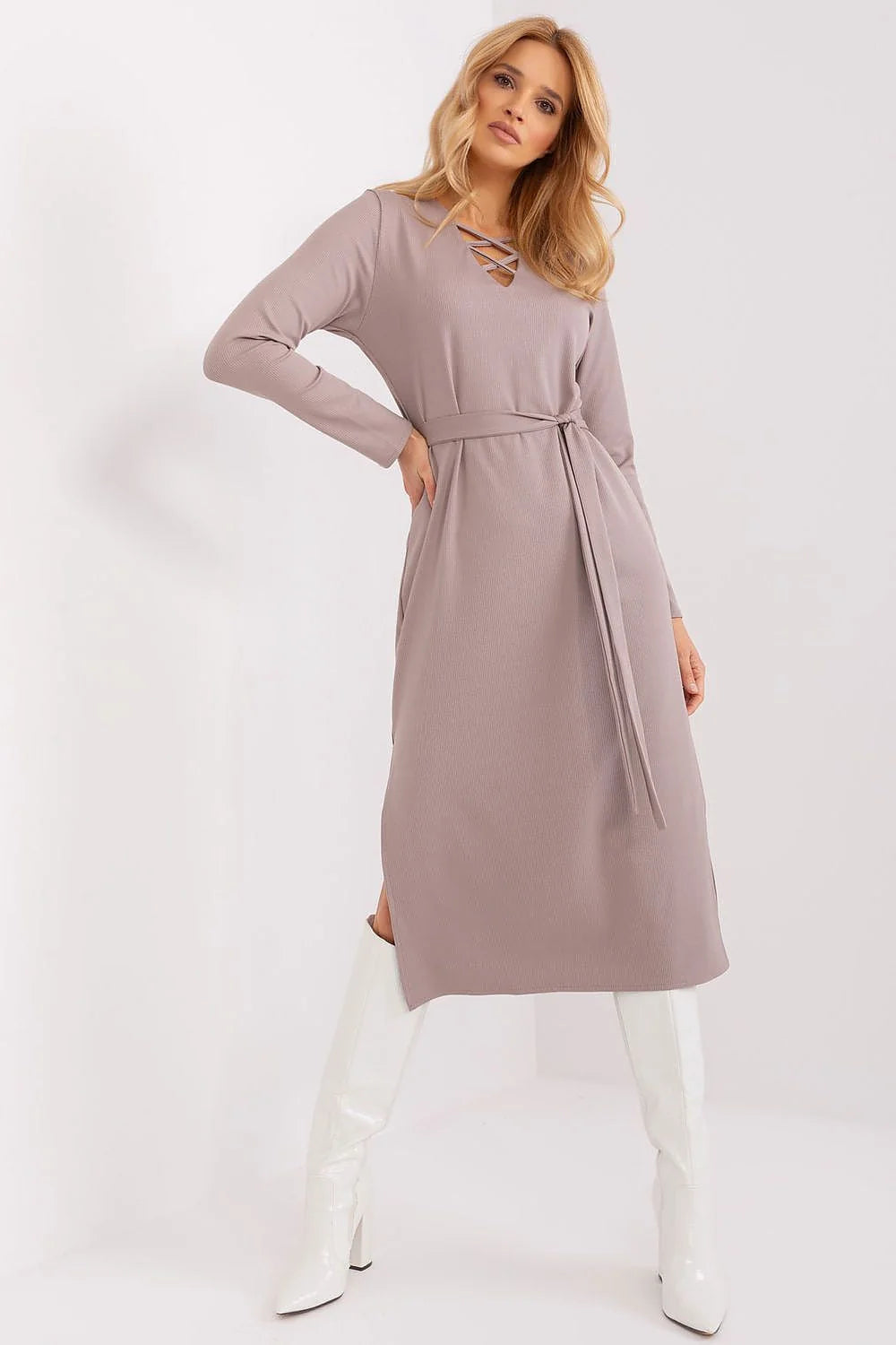 Robe de jour Lakerta manches longues encolure cœur ceinture incluse tissu côtelé coton élasthanne polyester taille ajustable robe polyvalente femmes