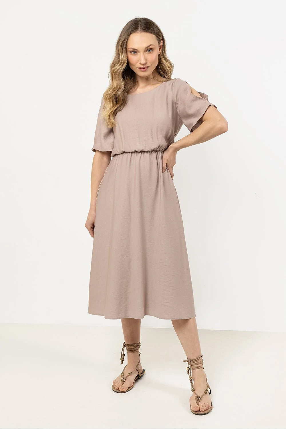 Robe de jour classique et confortable coupe ample taille élastiquée manches courtes encolure bateau couleur taupe longueur midi femme versatile