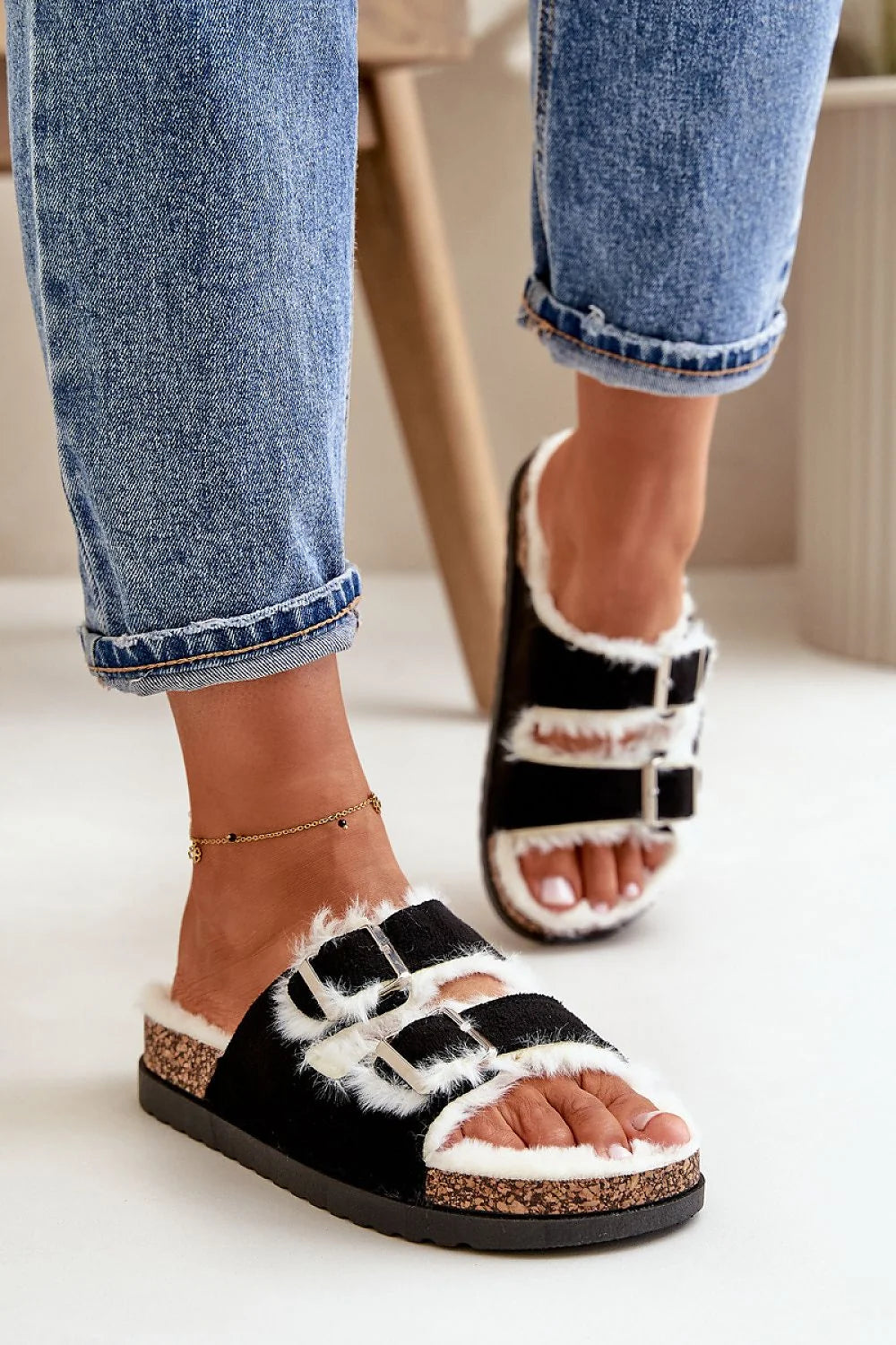 pantoufles femme élégantes doublées fourrure fausse blanche cuir suédé noir mule plateforme 3cm brides réglables boucles argentées semelle liège antidérapante