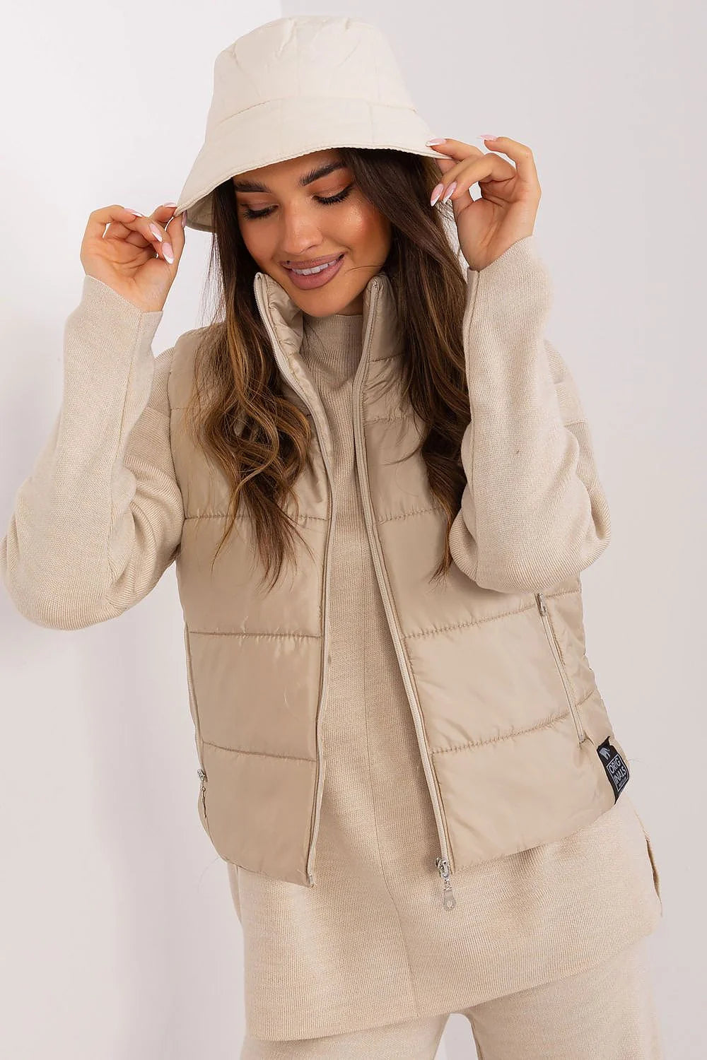 Ensemble mode femme jacket sans manches veste matelassée pull col roulé bonnet bob beige casual style urbain