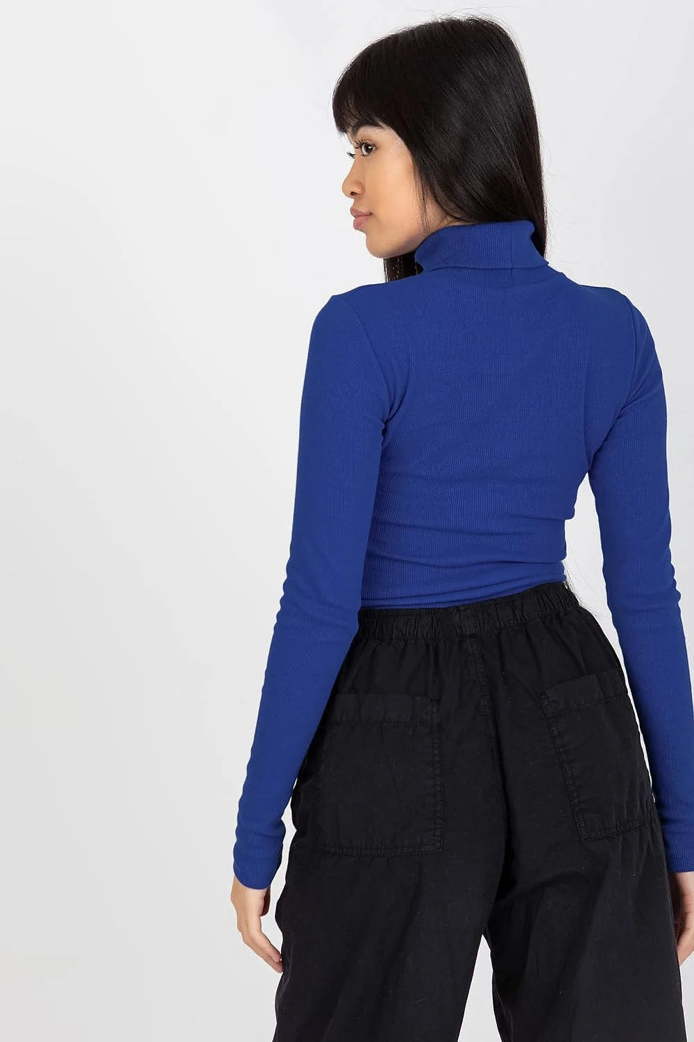 Haut à col roulé élégant pour femme en maille fine, couleur rouge audacieuse, coupe ajustée, manches longues, fabrication de qualité, idéal pour tenues sophistiquées