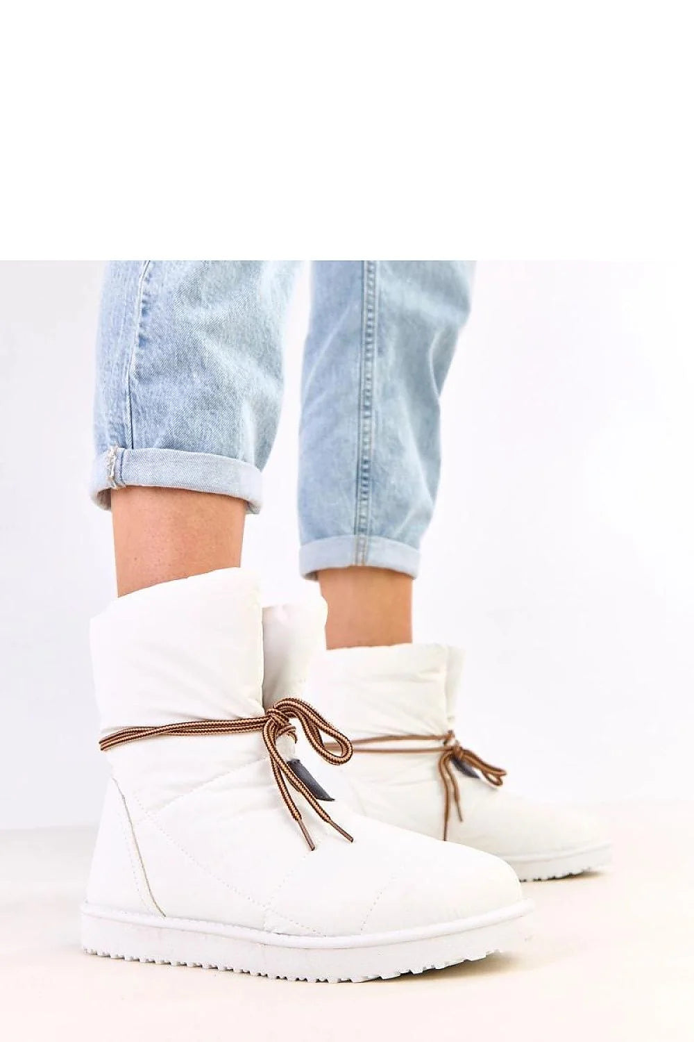 bottes neige femme bottines hiver matelassée doudoune blanche bout rond lacets marron décoratifs doublure douce rembourrée semelle crantée antidérapante