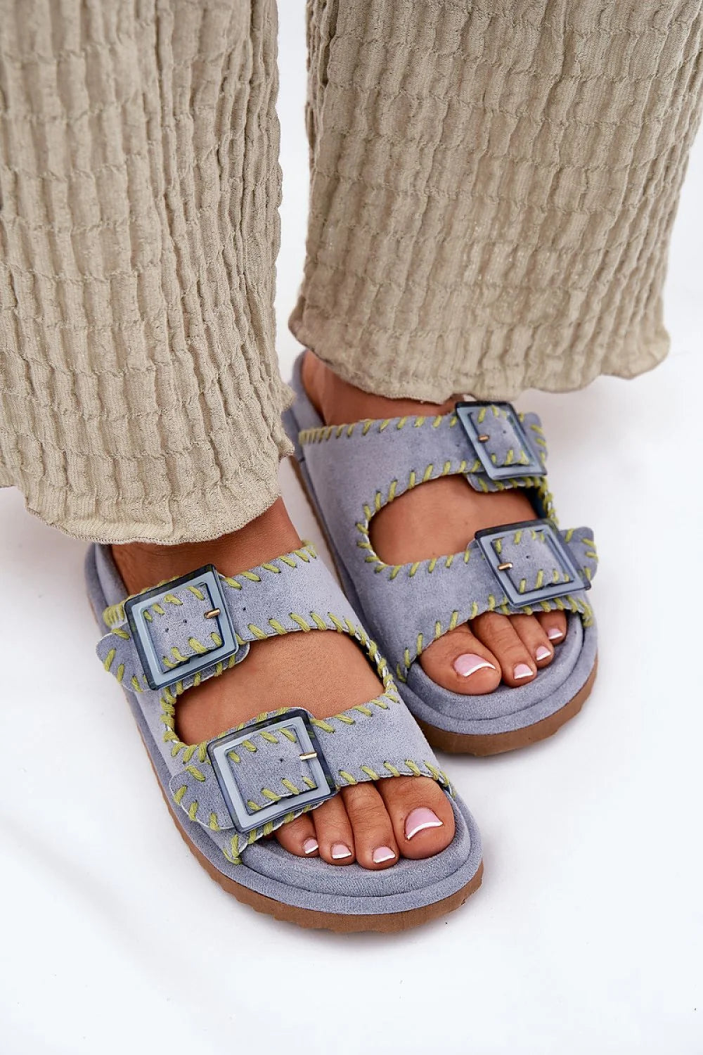 Sandales femme design moderne comfort suédine écologique boucles rectangulaires style casual-chic occasion été vacances