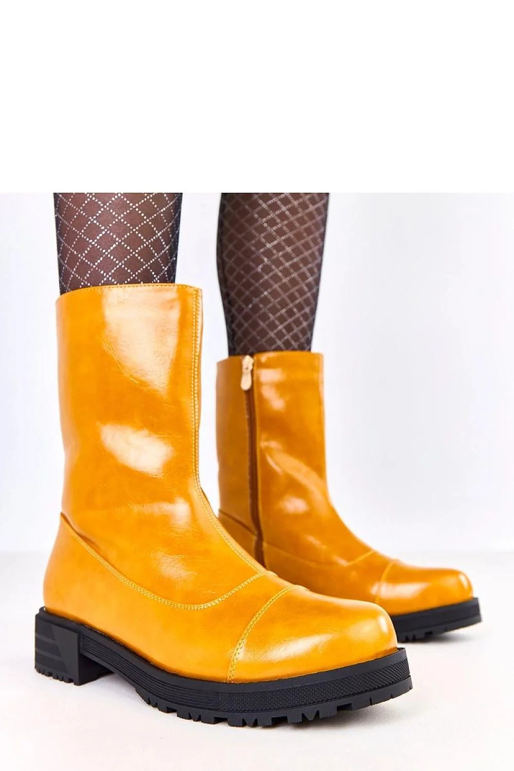 bottines jaune moutarde verni simili cuir bout rond doublure chaude fermeture éclair latérale semelle plateforme crantée talon bloc