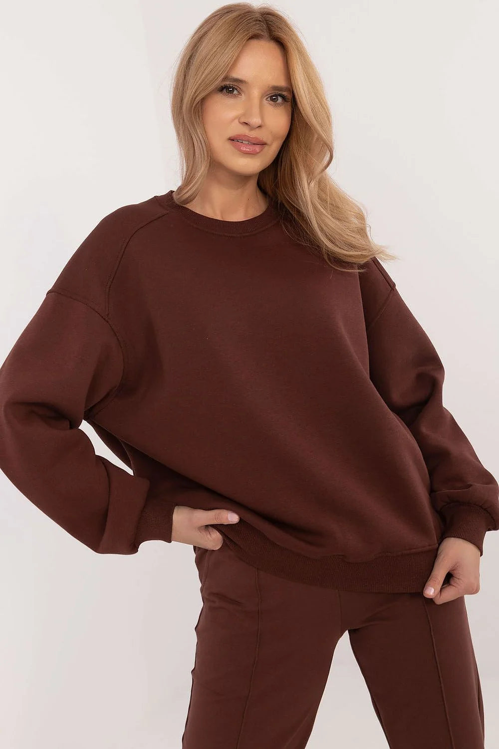 Sweatshirt et pantalon assortis pour femme, style casual chic, coupe ample, épaules tombantes, couleur brun chocolat, coton polyester, finitions côtelées, polyvalent