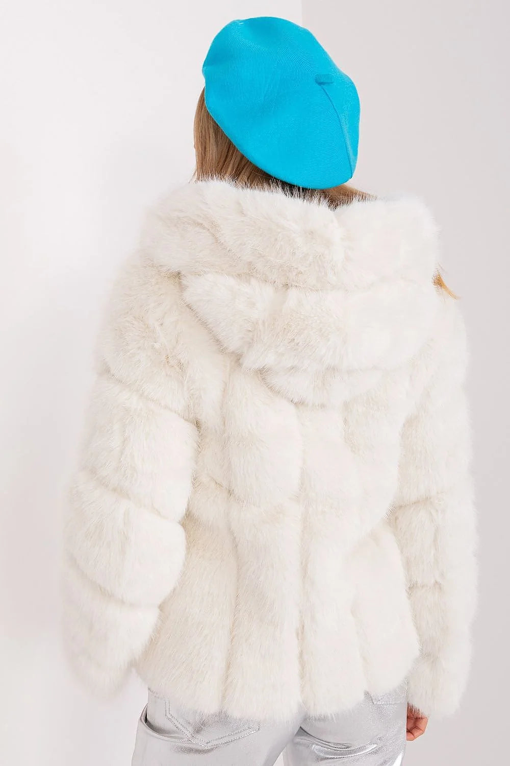 béret acrylique coton cachemire bleu éclatant audacieux parisien féminin élégant intemporel confortable doux soyeux antenne métal ample incliné luxueux chic