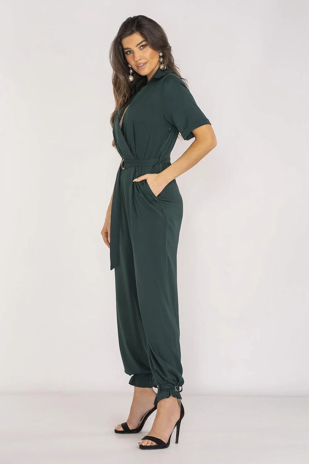 Combinaison femme élégance confort design moderne coupe ajustée col V plongeant manches courtes ceinture intégrée ajustable vert foncé