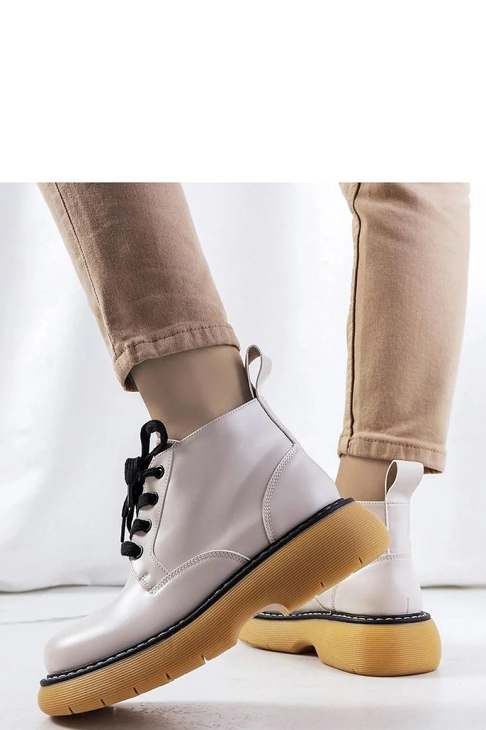 bottines femme cuir lisse blanc cassé cheville bout rond lacets noirs oeillets métalliques semelle épaisse crantée confort tendance automne 2023