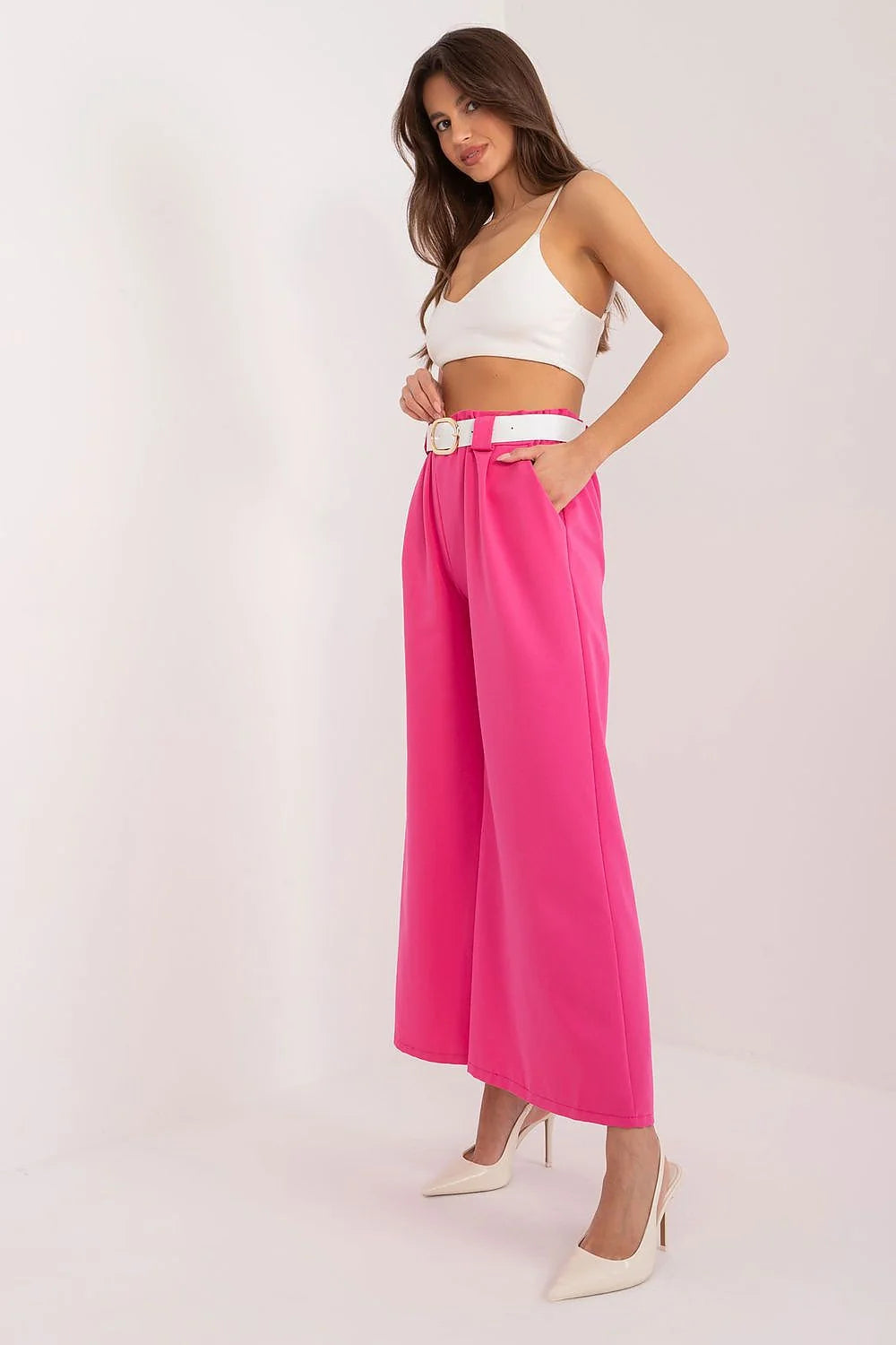 Pantalon femme palazzo taille haute jambes larges couleur rose vif haut court cropped blanc pur ceinture blanche boucle dorée Italie Moda