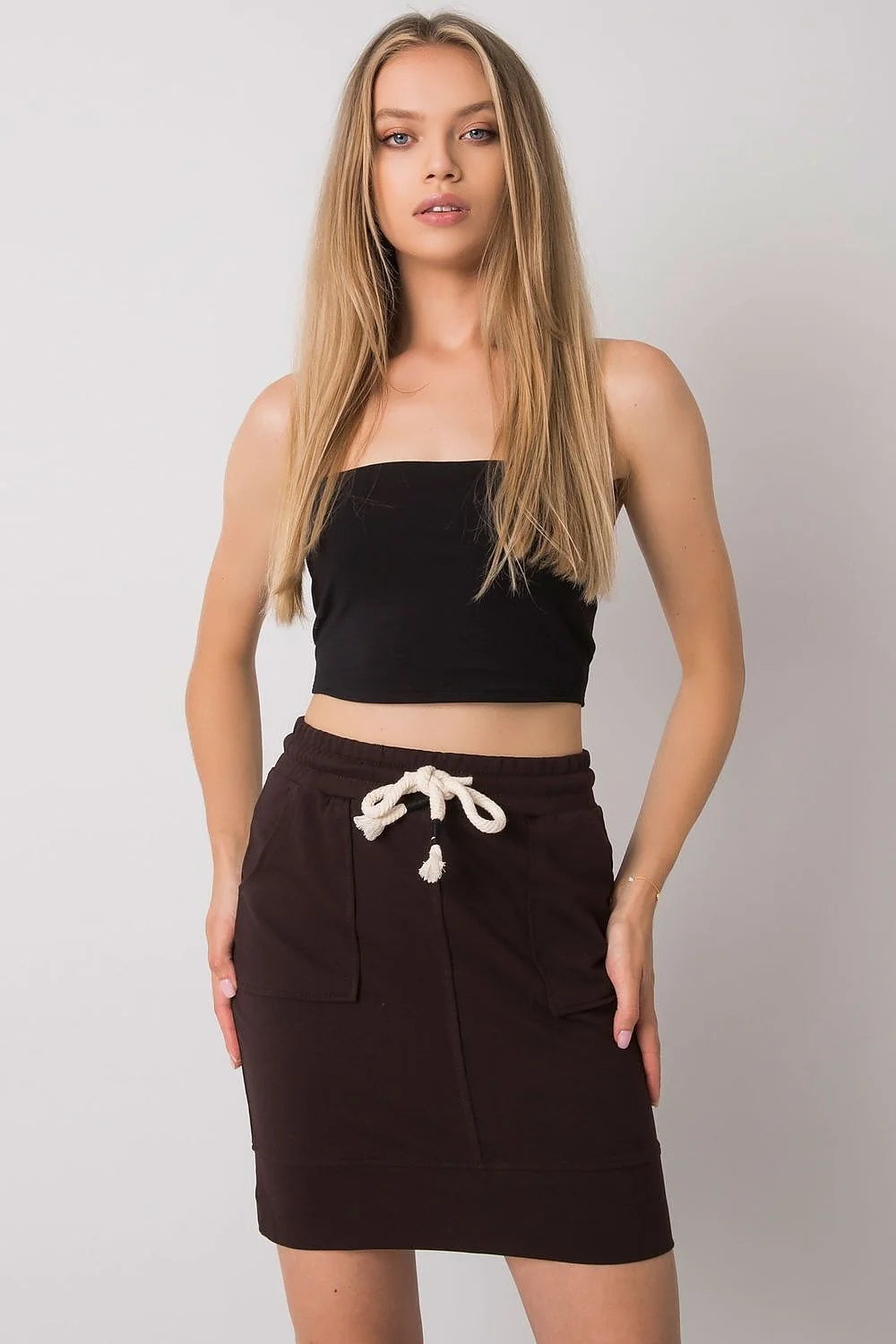 Tenue féminine deux pièces bandeau noir jupe courte marron fancy taille élastique poches visibles stretch coton polyester femme décontractée