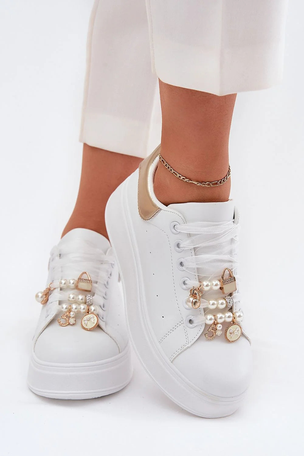 Chaussures de sport blanches pour femmes design contemporain élégant cuir synthétique basse doré plateforme confortable moderne