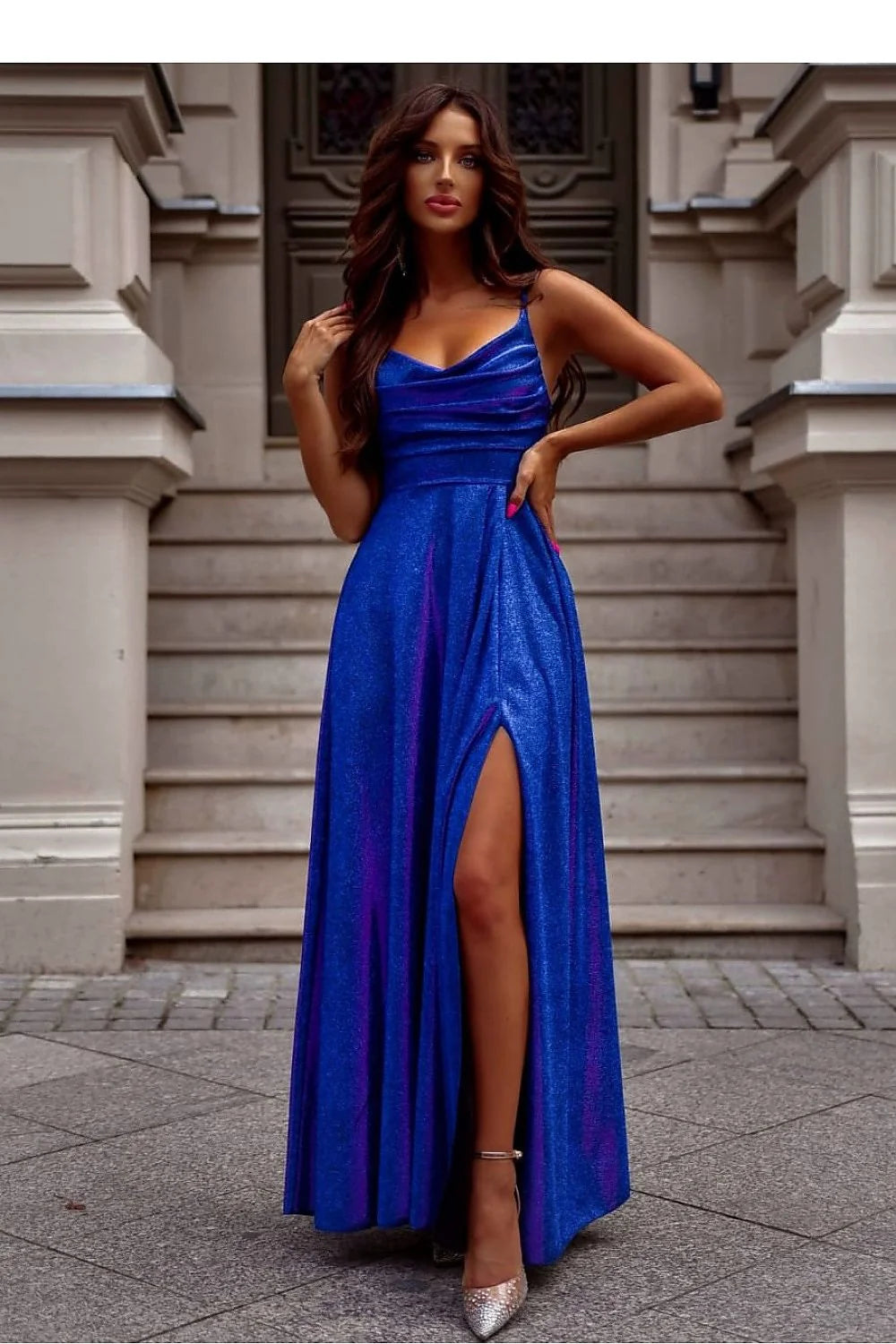Robe de soirée élégante longue en tissu scintillant bleu électrique fente audacieuse décolleté en cœur dos nu femmes