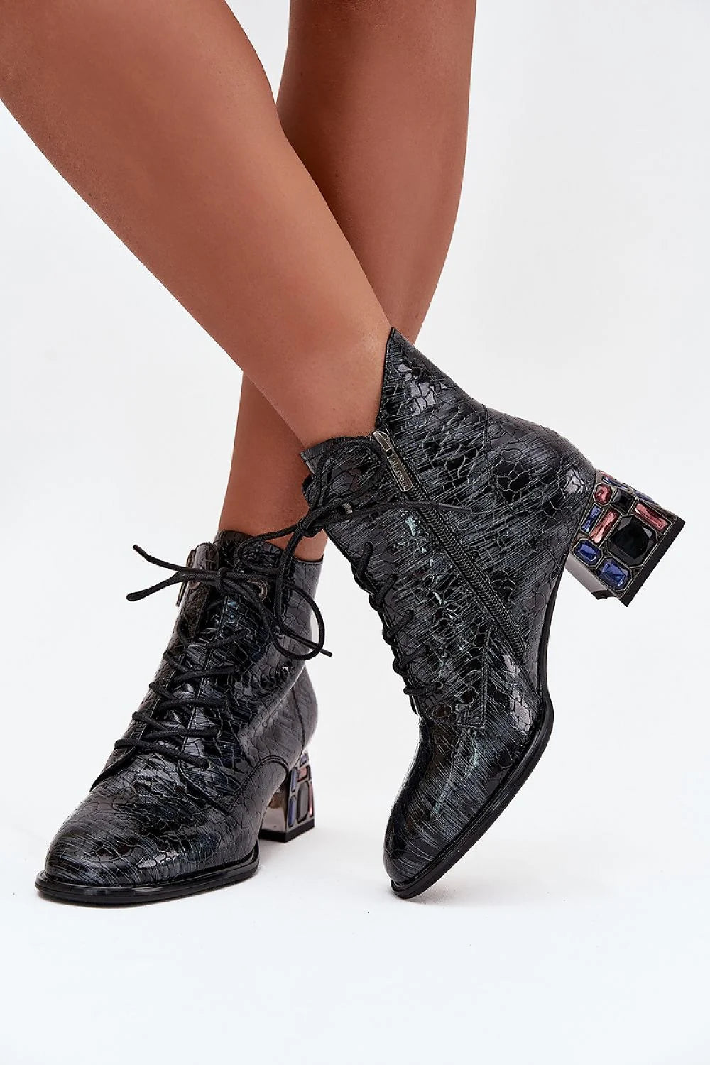 bottines femme Artiker cuir verni noir embossé effet croco lacées bout pointu talon bloc moyen incrustations pierres colorées