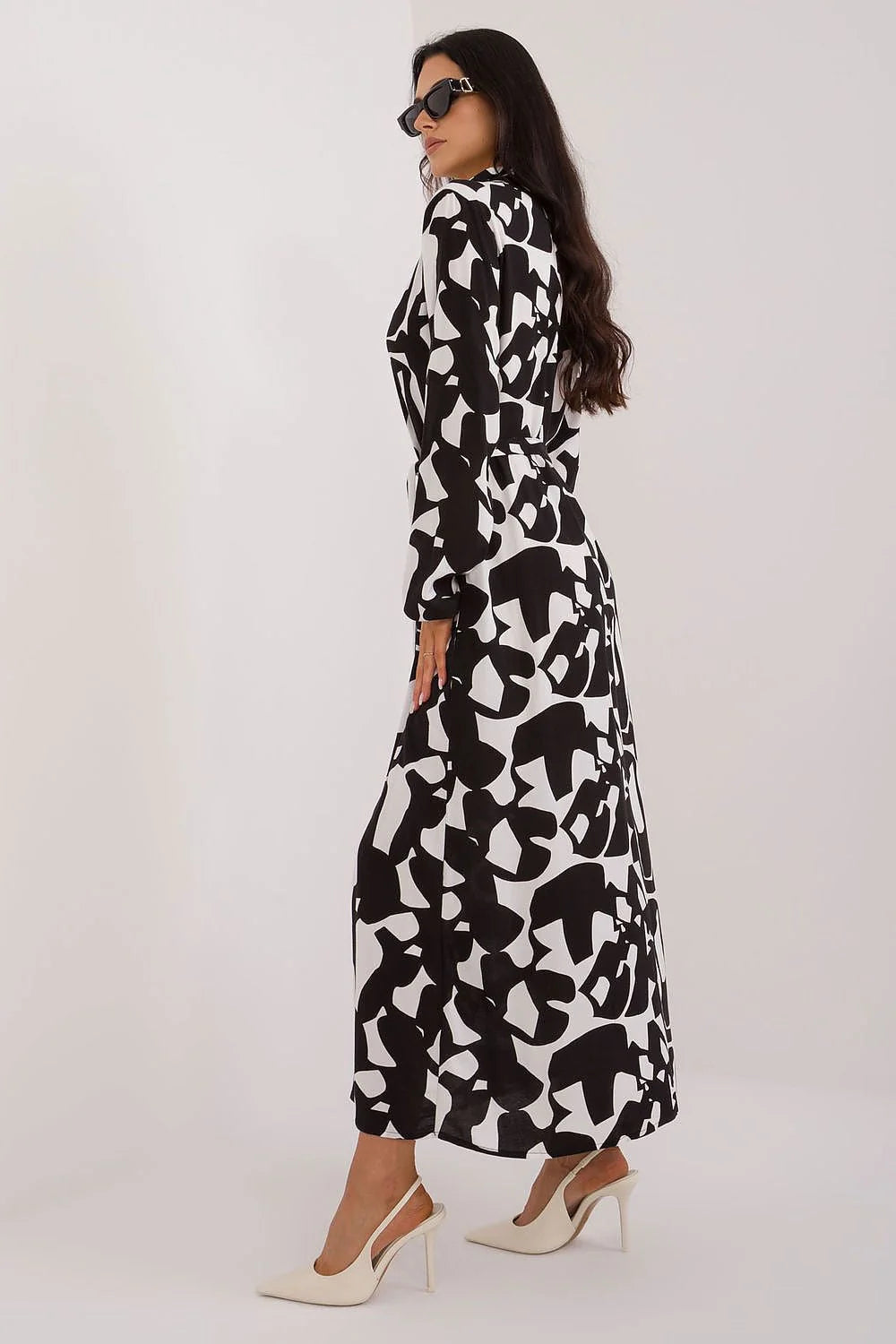 Robe de jour Sublevel imprimée abstraite noir et blanc manches longues décolleté en V ceinture ajustable silhouette fluide éco-friendly femme