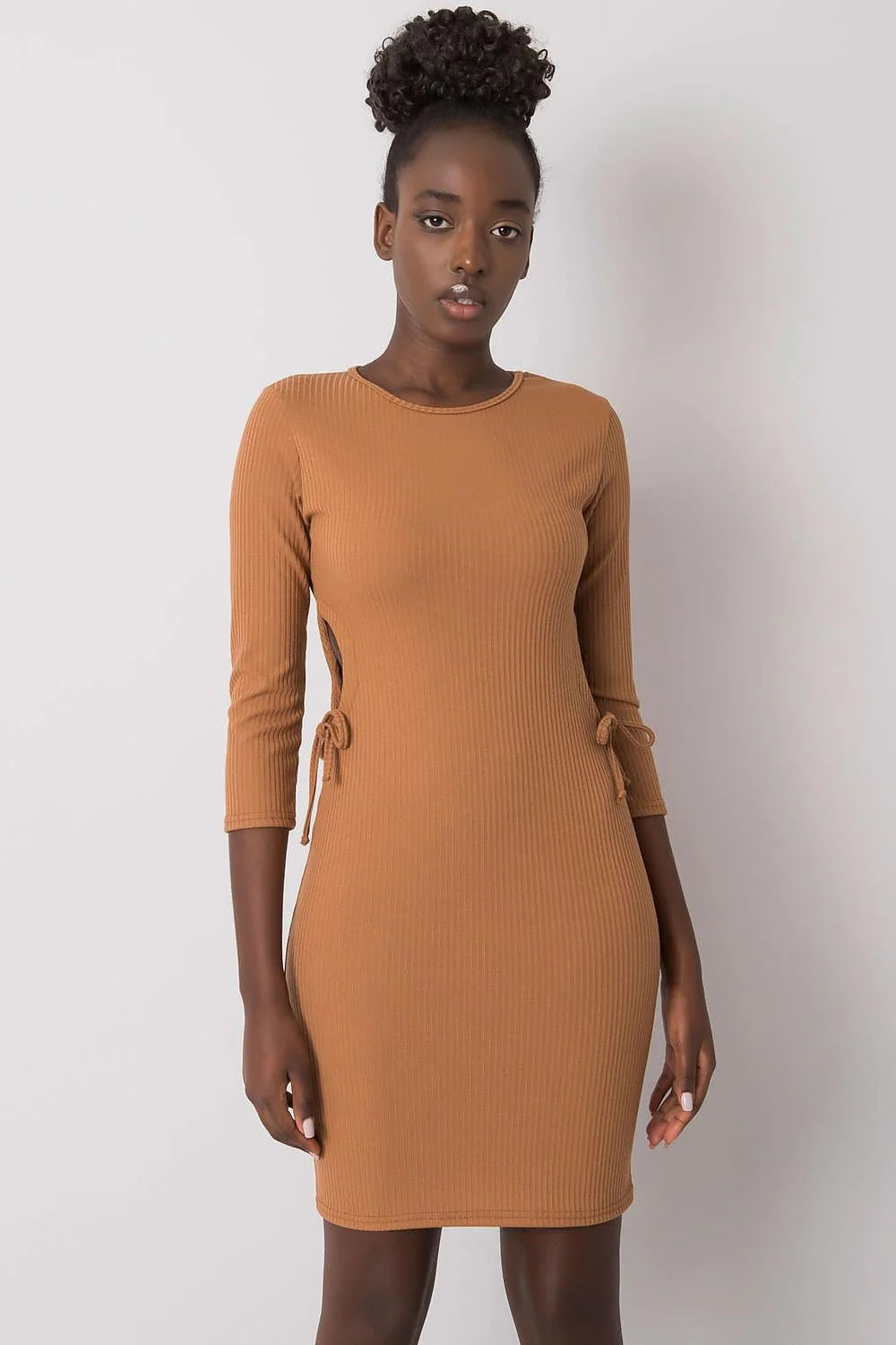 robe Lakerta maille côtelée caramel mini manches troisquarts col rond ajustable liens latéraux coupe droite ajustée coton élasthanne
