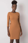 robe Lakerta maille côtelée caramel mini manches troisquarts col rond ajustable liens latéraux coupe droite ajustée coton élasthanne