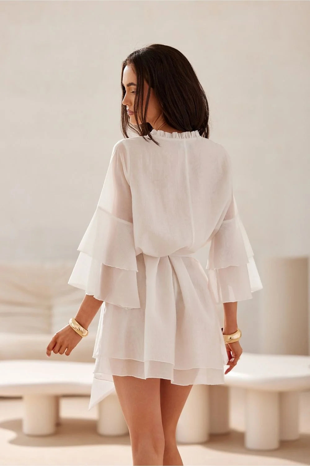 Robe cocktail style bohème chic manches volantées décolleté V ceinture ajustable tissu léger blanc femmes