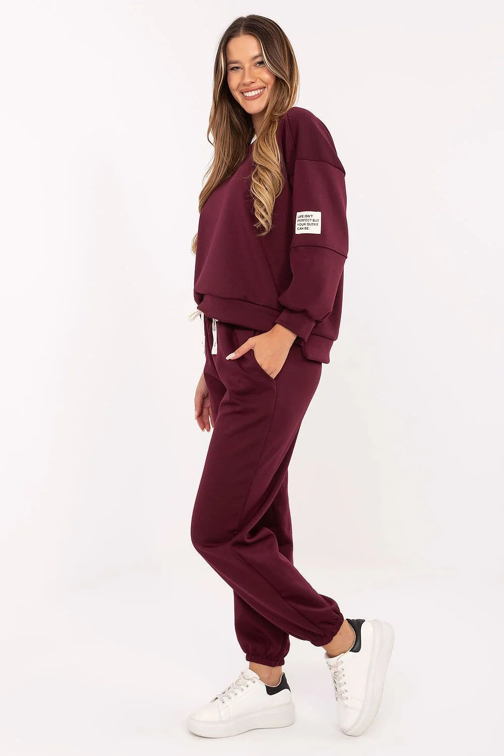 ensemble survêtement matière beurrée toucher soyeux douceur sweat manches longues col rond pantalon taille haute poches latérales poignets sportif moderne