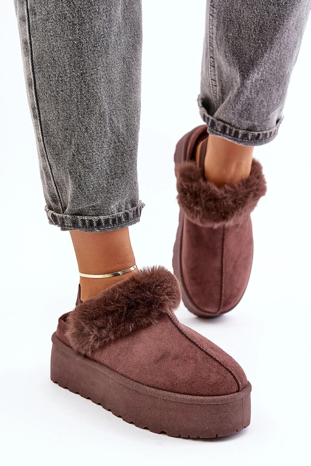 Mules douillettes femmes confort style décontracté plateforme 4 cm fourrure suedine écologique ouverture talon sangle ajustable couleur chocolat intérieur douillet