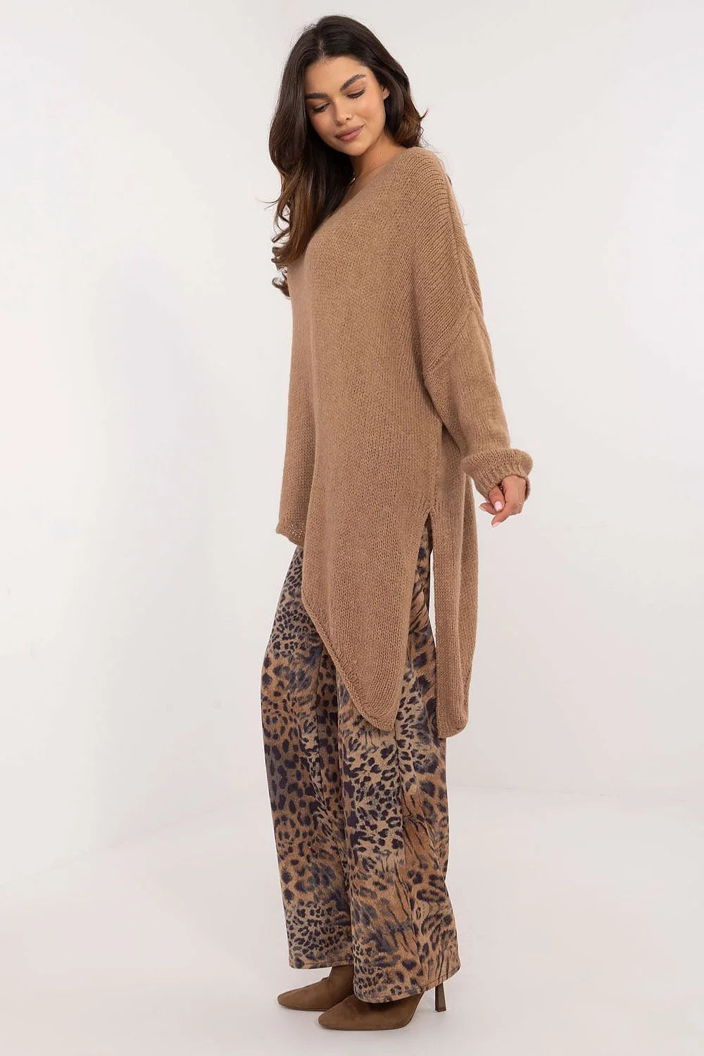Pull Och Bella pour Femme en Polyacrylique et Viscose, Coupe Asymétrique, Manches Longues, Style Relâché, Couleur Camel