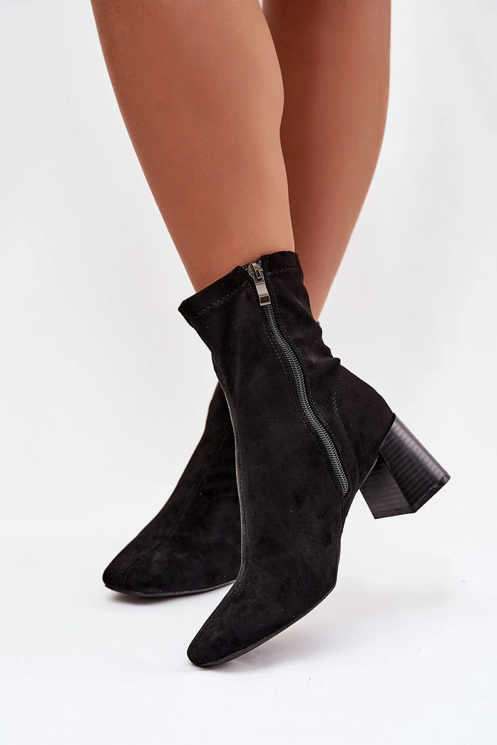 bottines femme suédine noire talon bloc carré mihaut stable confort silhouette affinée fermeture éclair latérale couture longitudinale tige chic élégantes
