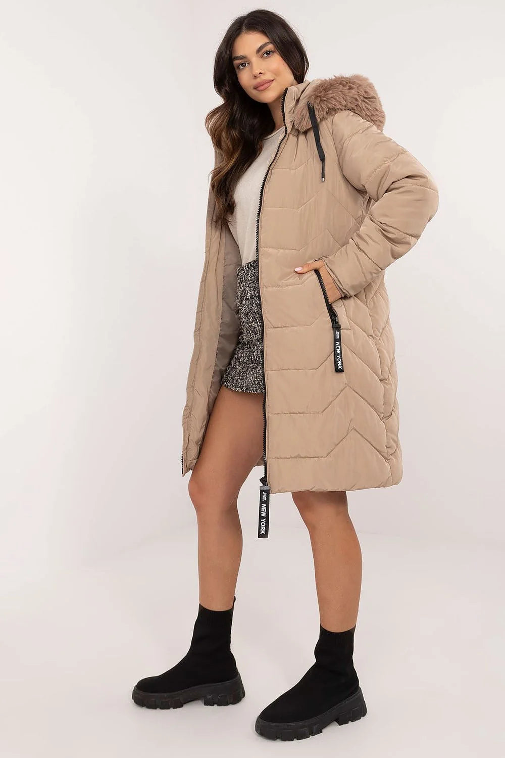 Manteau d'hiver matelassé pour femme en polyester, beige, capuche fourrure, fermeture éclair New York, poches latérales, coupe ajustée, longueur au-dessus du genou, style urbain, protection contre le froid