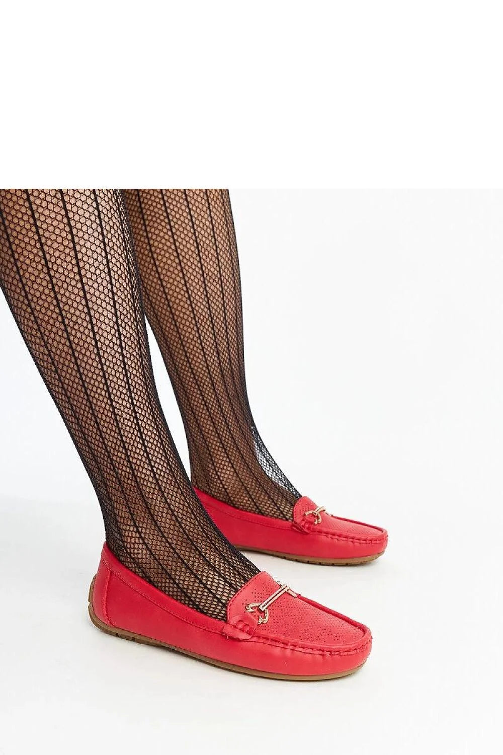 Mocassins féminins élégants couleur rouge vif détails métalliques dorés cuir lisse semelle caoutchouc confortable pour femmes occasion quotidienne soirée