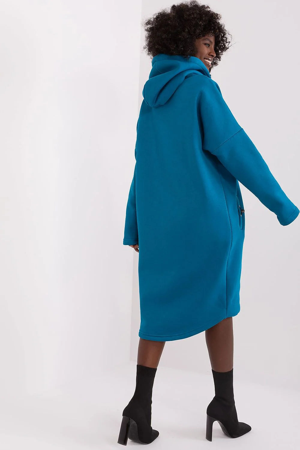 Robe-manteau longue à capuche pour femmes en bleu pétrole, matériau doux, coupe ample, fermeture éclair argentée, poches latérales, style moderne et confortable