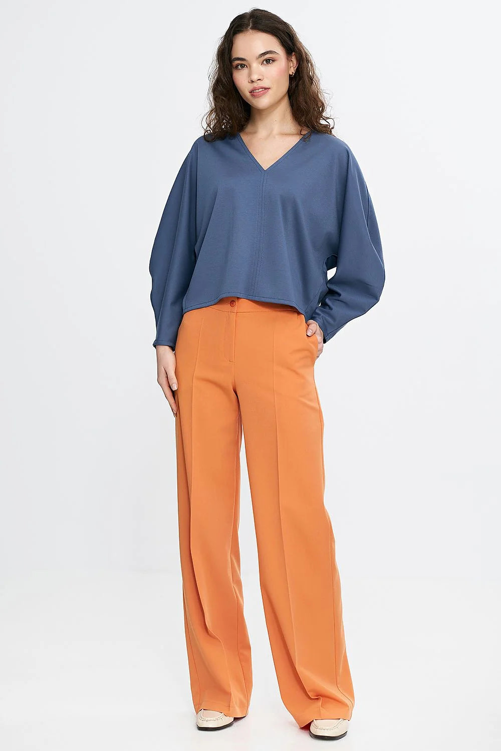 chemisier Nife oversize encolure V manches longues boxy courte emmanchures tombantes couture centrale décorative bleu ardoise fluide léger ourlet droit