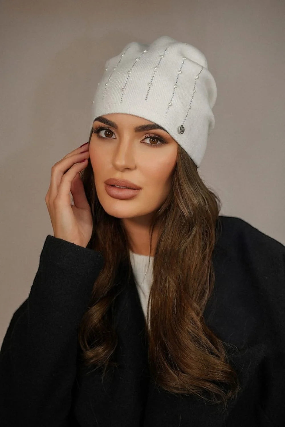 bonnet femme slouchy maille fine écru intérieur doux perles zircons verticales médaillon métal plis stretch élégant viscose laine acrylique élasthanne