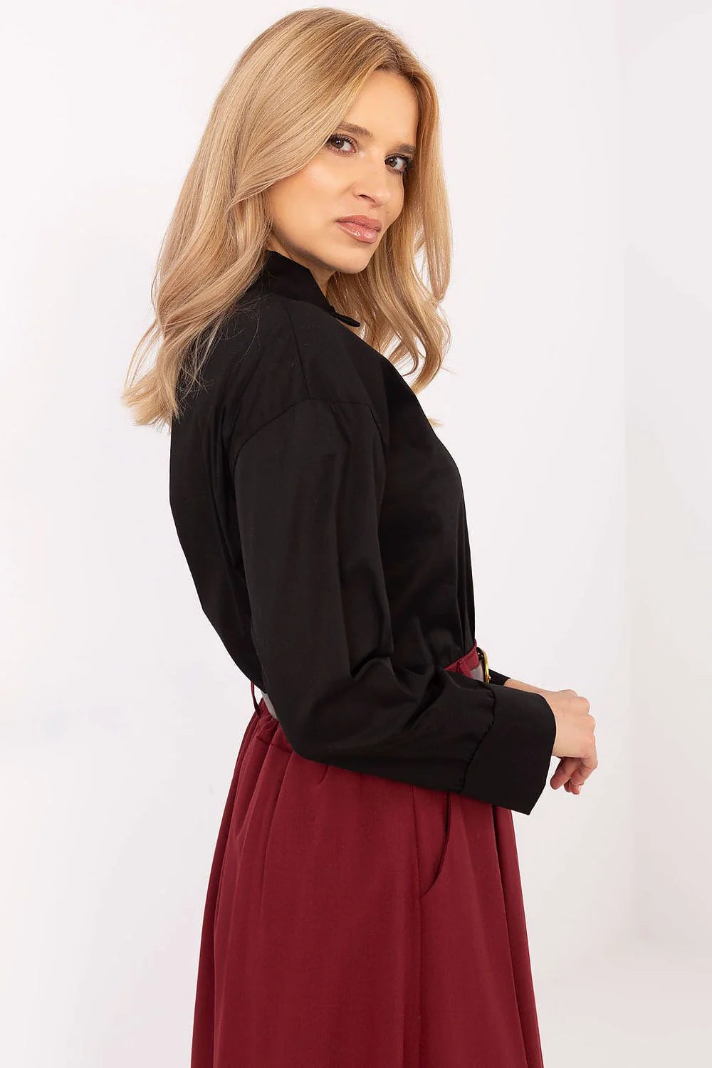 Chemise manche longue classique Italy Moda en coton noir, col rond, trois boutons, élégante pour occasion formelle ou travail