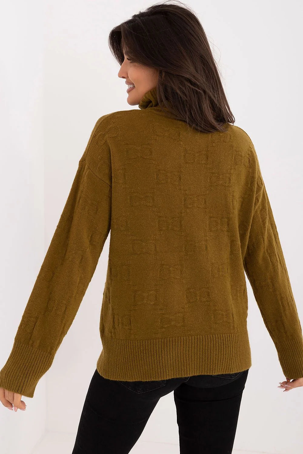 Pull col roulé femme en acrylique, polyester et polyamide, couleur marron chaud, coupe droite et ample, manches longues, finitions côtelées, style décontracté et élégant