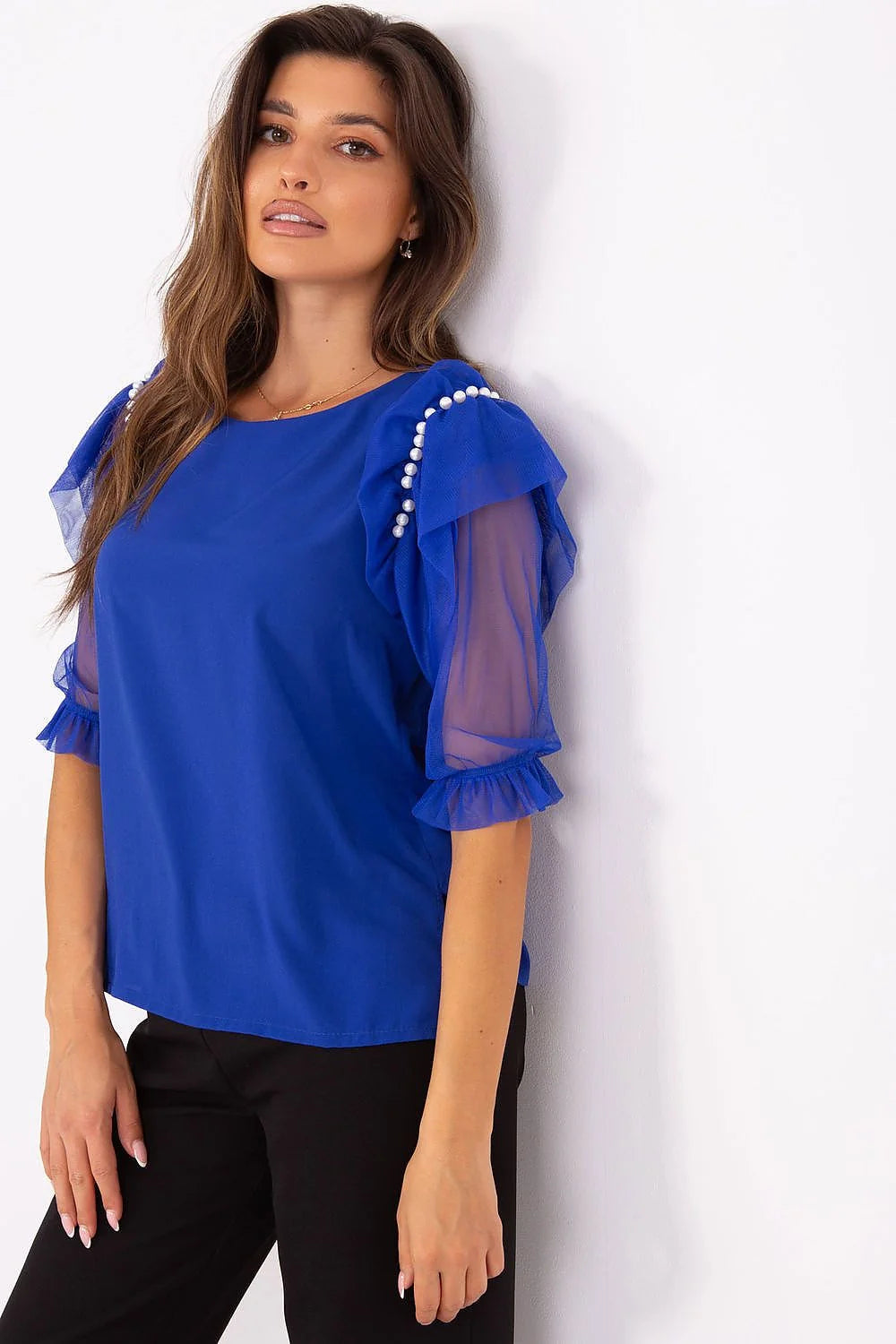 chemisier femme chic bleu royal col rond coupe droite longueur hanche manches trois quarts tulle volants perles épaules