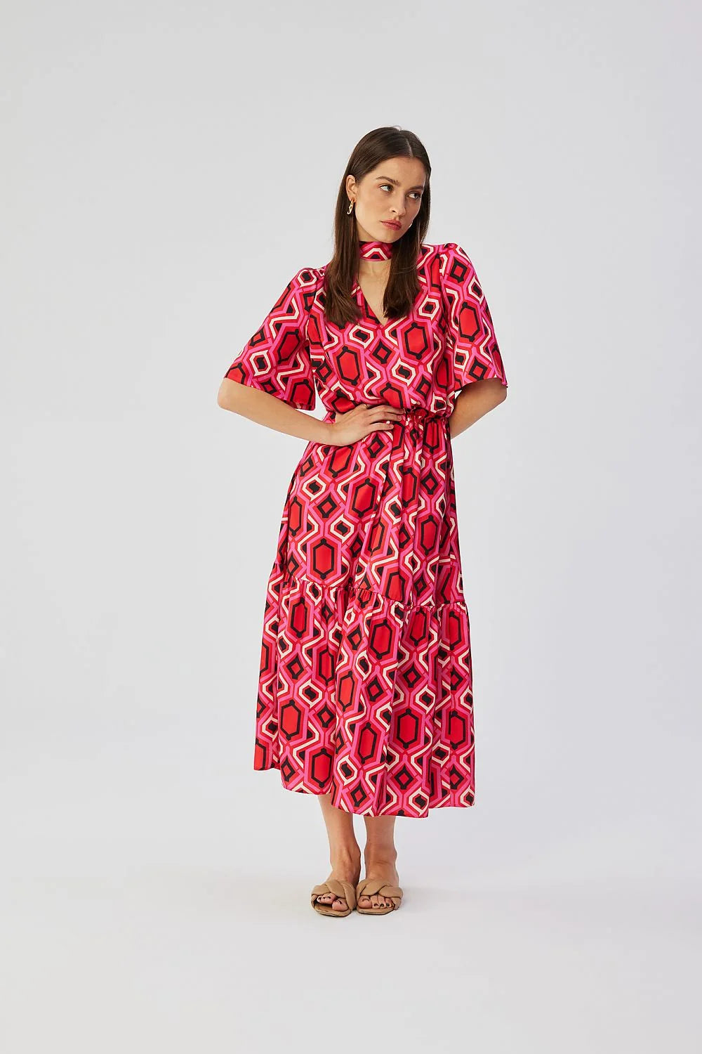 Robe longue féminine audacieuse motif géométrique couleurs vives manches mi-longues ceinture assortie volants femme