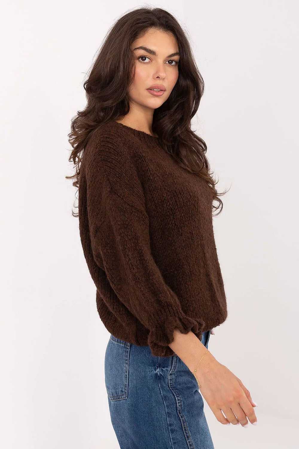 pull femme oversize grosse maille marron chocolat col rond manches longues bouffantes poignets froncés texture duveteuse chaude coupe boxy courte