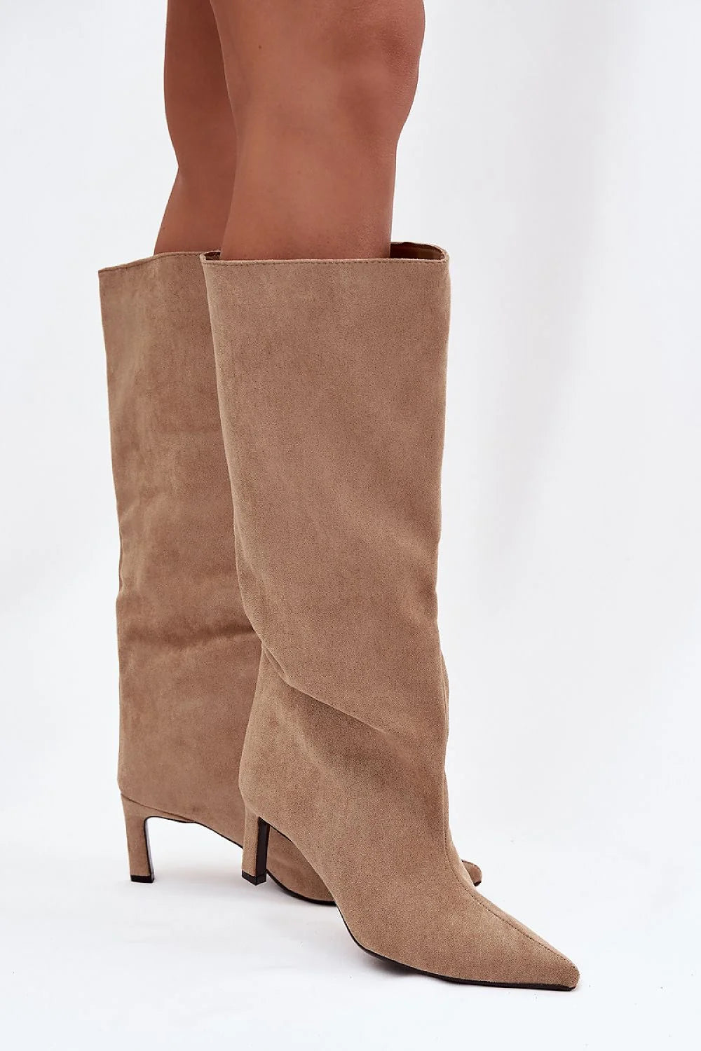 bottes montantes femme suède écologique souple beige taupe bout pointu talons aiguilles facile enfiler coutures décoratives élégante silhouette allongeante