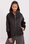 Veste courte femme design moderne épuré couleur noire tissu synthétique brillant motifs géométriques relief col montant fermeture éclair métallique poches latérales manches 3/4