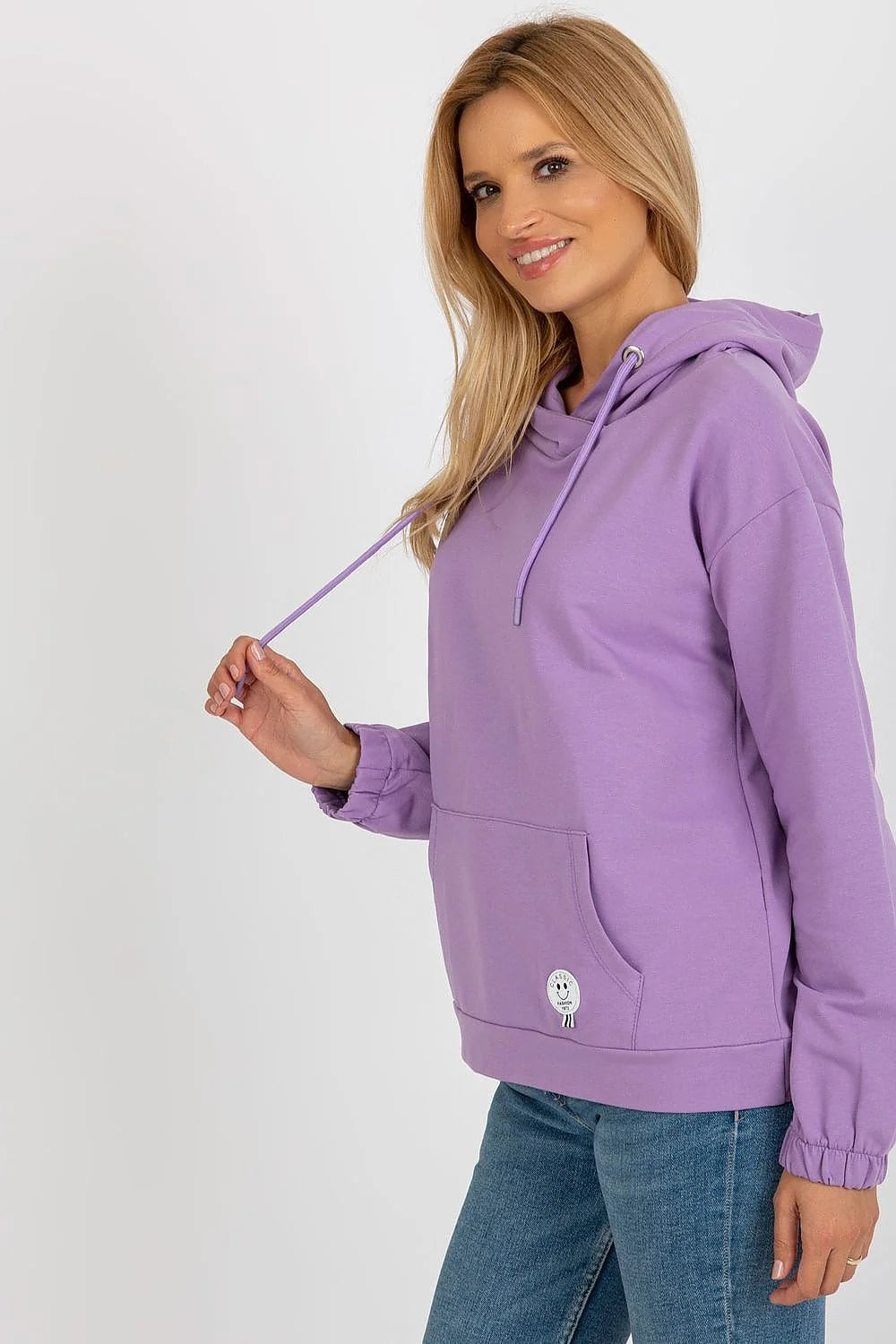 Sweatshirt capuche femme moderne couleur lilas coton doux coupe ample poche kangourou badge souriant