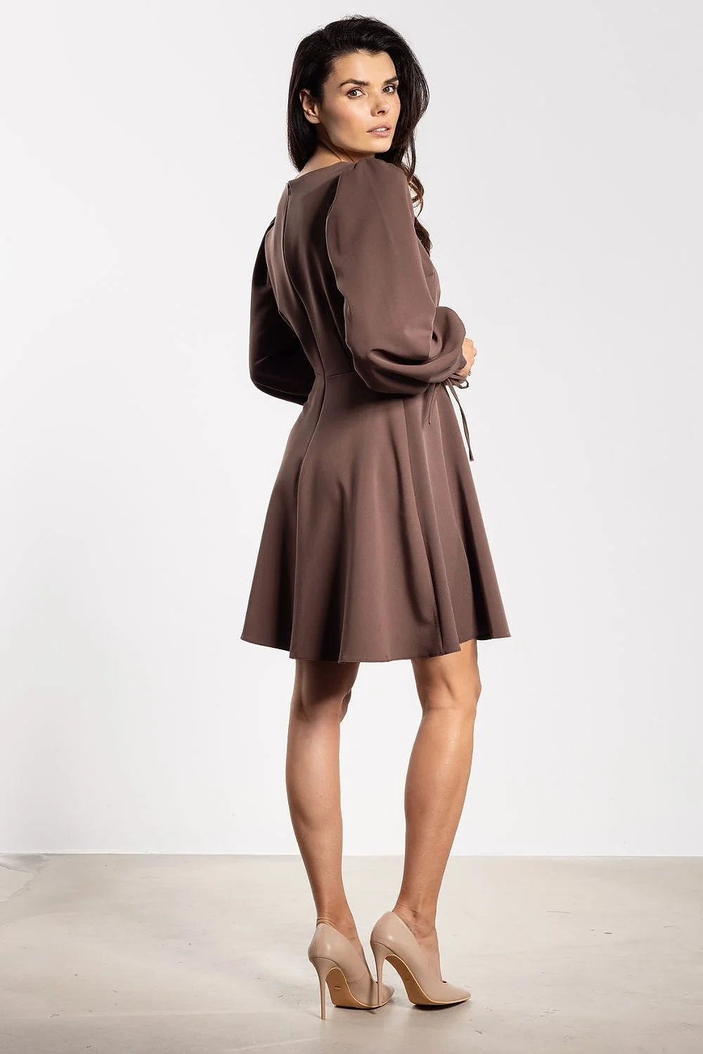 robe mini évasée trapèze décolleté rond laçage décoratif manches bouffantes longues poignets élastiques liens noués chocolat fluide