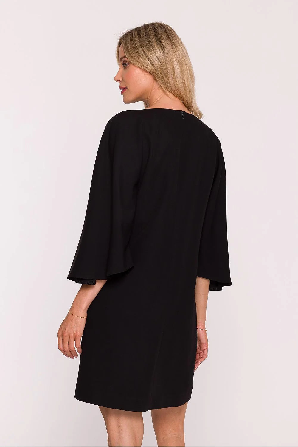 robe courte noire trapèze manches chauvesouris trois quarts encolure bateau minimaliste fluide crêpe taille ample finition invisible fermeture arrière moderne