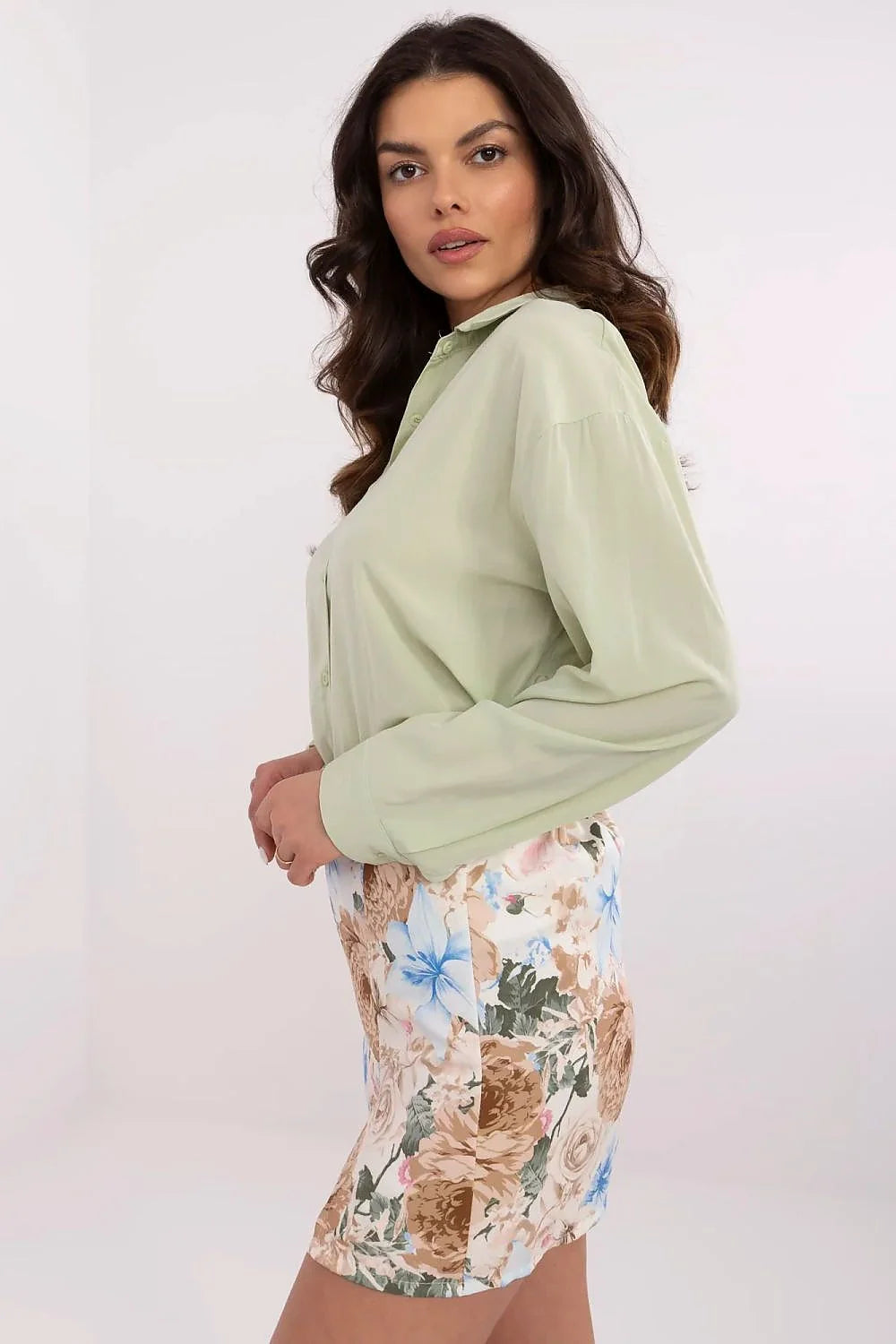 ensemble élégant moderne femme chic blouse manches longues col classique oversize vert pastel jupe courte ajustée imprimée floral