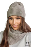 Kamea bonnet écharpe taupe gris clair tricot laine thermorégulatrice chaud doux ajusté raffiné chic polyvalent discret insigne métallique