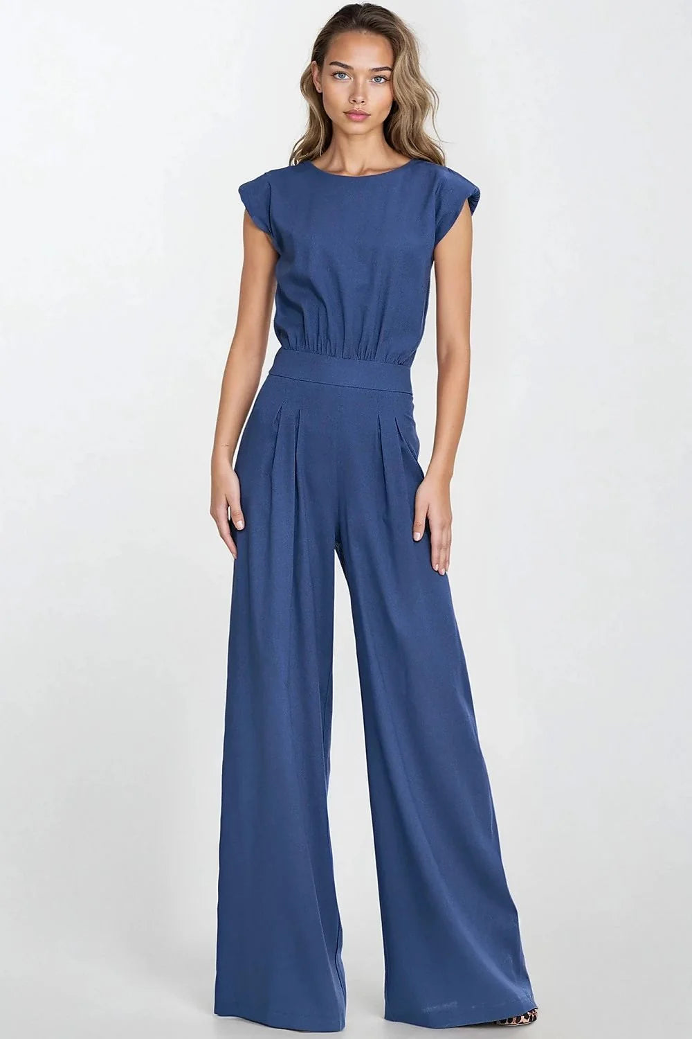 Combinaison élégante pour femme en rayonne et lin, bleu profond, style moderne, coupe ajustée à la taille, pantalon large, épaules structurées, occasion semi-formelle