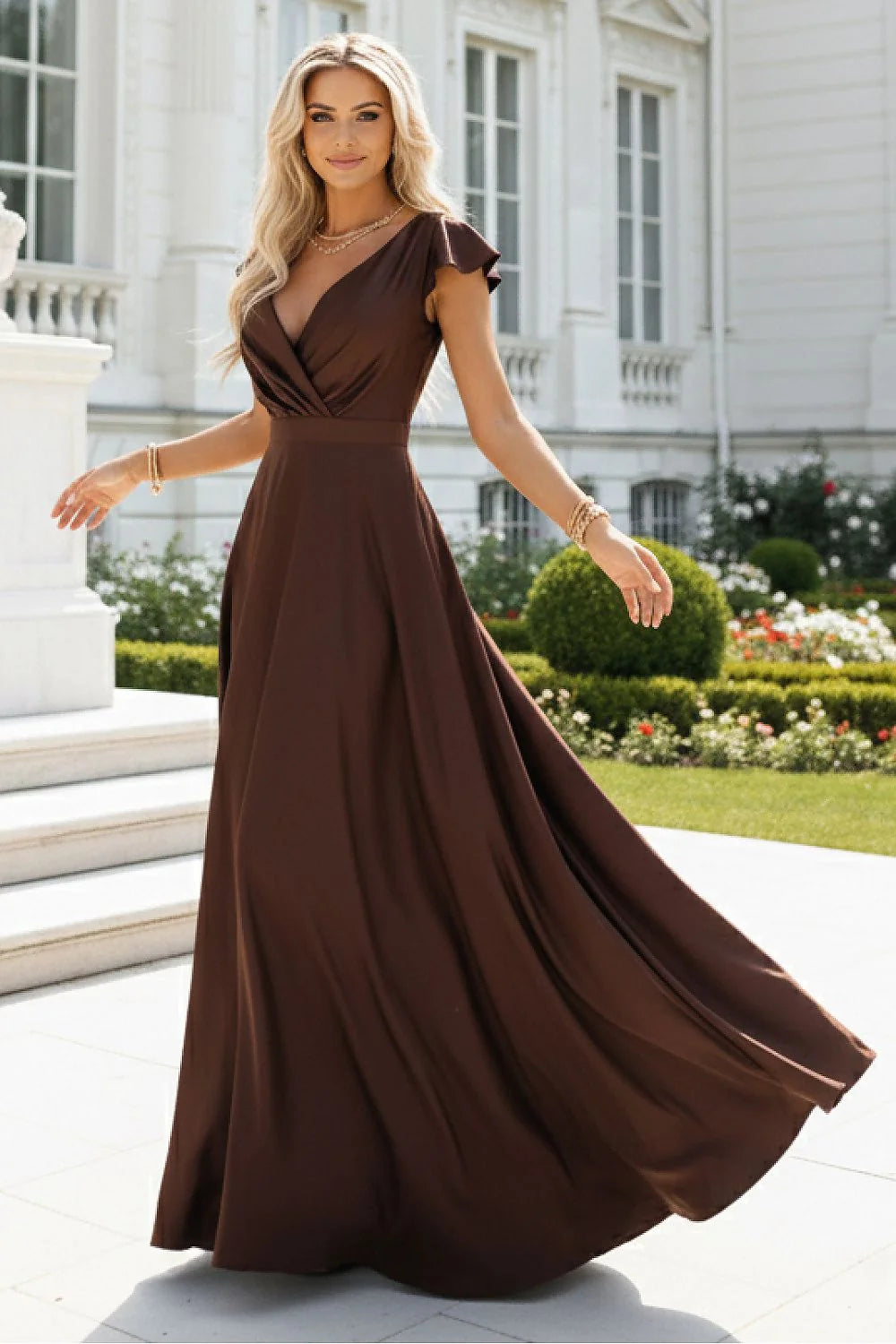 robe longue satinée brillante chocolat Numoco maxi soirée décolleté plongeant manches papillon fente jambe taille cintrée jupe évasée tombé fluide