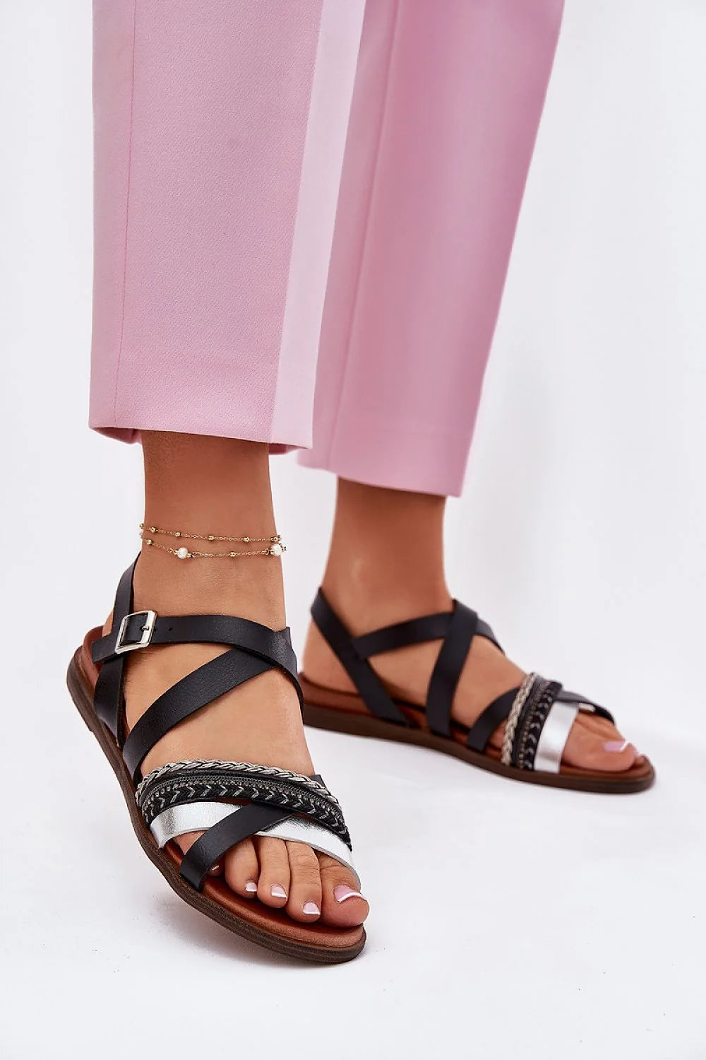 Sandales plates style moderne simili cuir noir lanières asymétriques argentées motifs géométriques ajustables femmes été