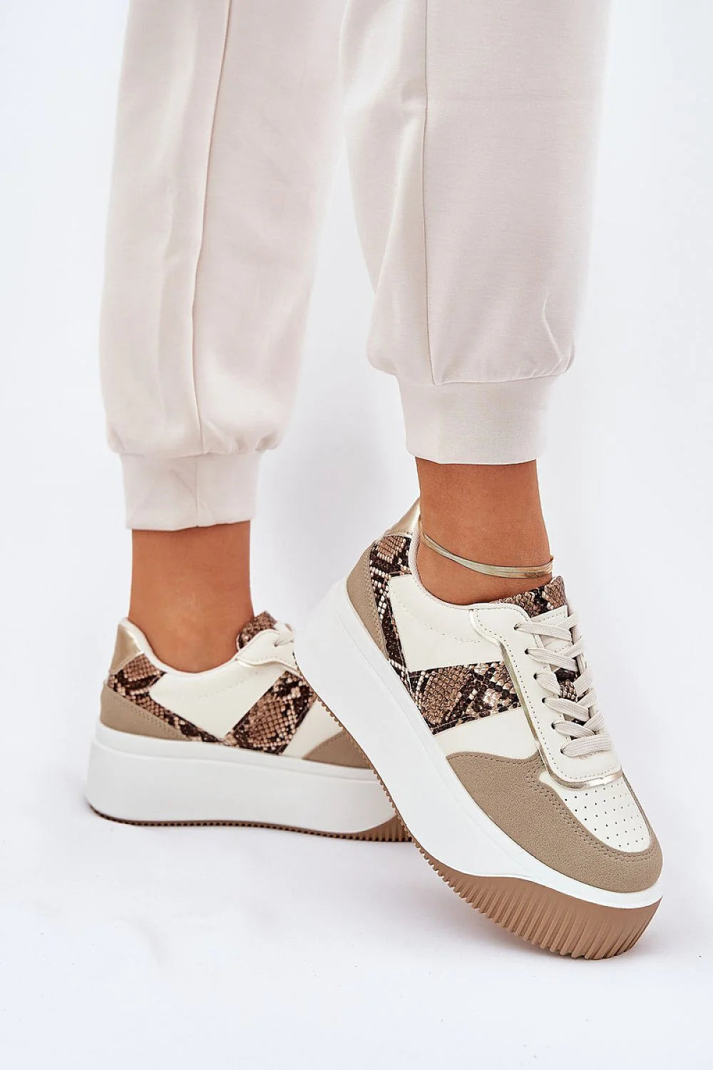 Chaussures de sport pour femmes design moderne audacieux matières luxueuses semelle épaisse plateforme blanche confortable style casual-chic