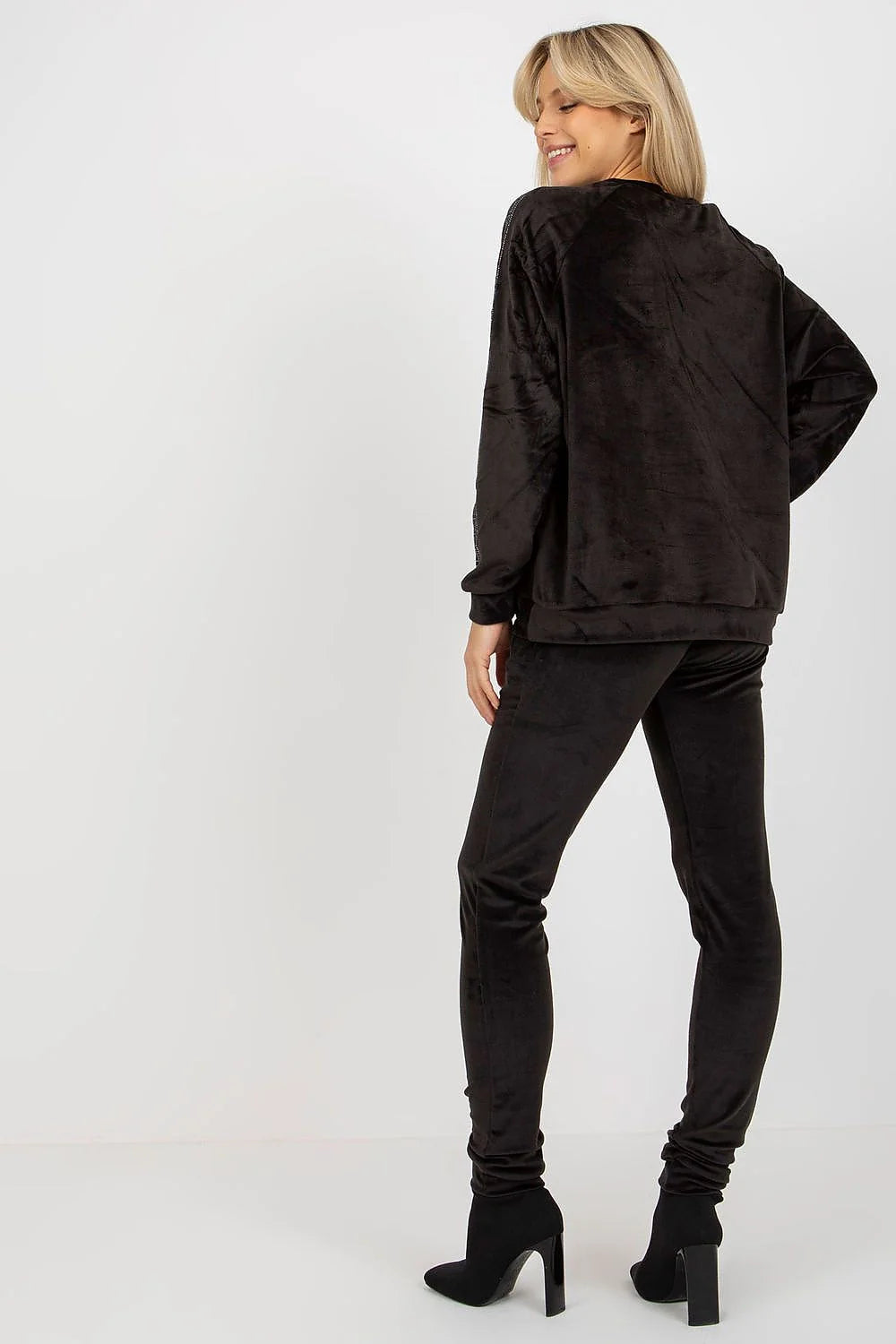 ensemble velours noir femme oversize col rond manches longues épaules tombantes strass géométriques pantalon slim fuselé cheville cordon